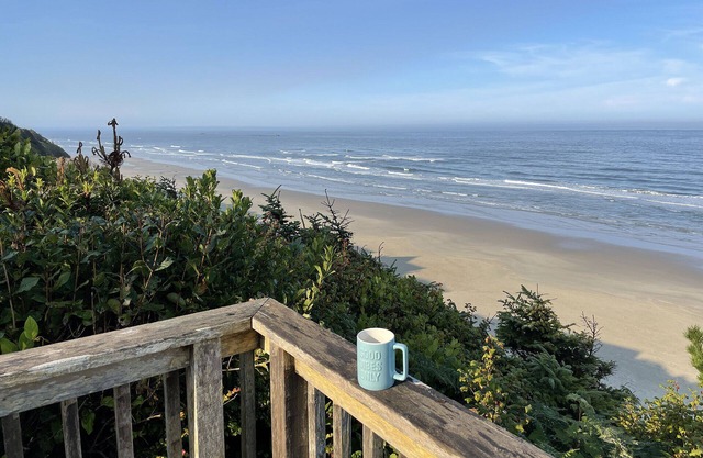Ocean Front with Spectacular Views! 2 Bedroom, 2 Bath! Seal Rock!