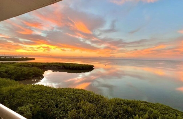 OCEAN MEMORIES CONDO- 2 Bedroom, 2 Bath Oceanfront w/Pool & Hot Tub