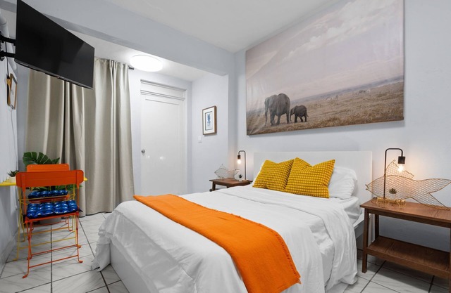 Ocean Park Studio | Steps to Beach | Keyless Entry