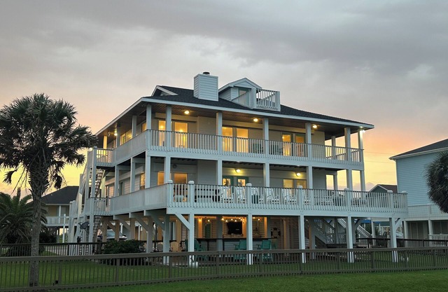 Ocean Retreat, certified personal elevator, steps to beach, grill & fenced yard