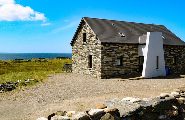 OCEAN SAIL HOUSE, pet friendly in Dungloe, County Donegal