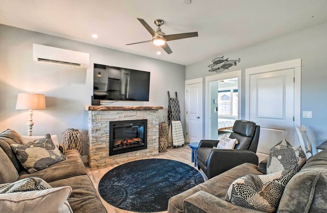 Ocean Shores Getaway w/Fireplace & Hot Tub!