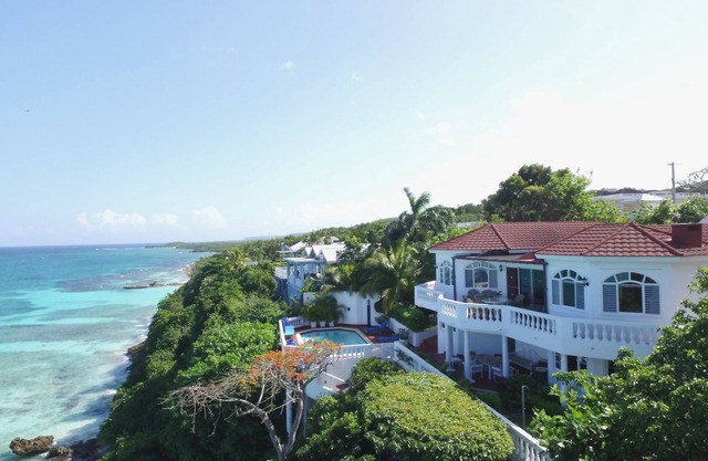 Ocean side Villa, private pool, private Beach access, full staff