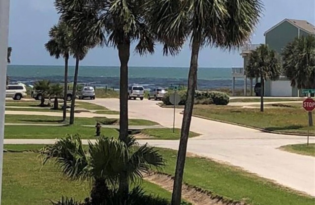 OCEAN VIEW: A block from the beach. LARGE gated patio. Beach Getaway~🐾Friendly!