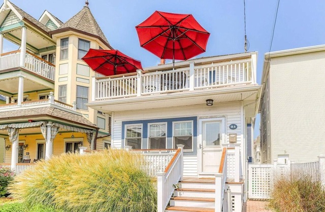 Ocean View Beauty - 1 BLOCK FROM BEACH!