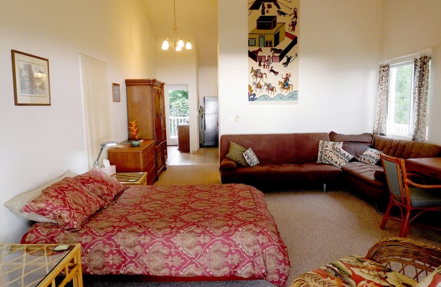 Ocean View, Full Kitchen, Gorgeous Top Floor Suite surrounded by Tropical Garden