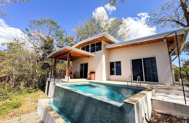 Ocean View Hilltop Villa with Infinity Pool 25 Minutes from Tamarindo