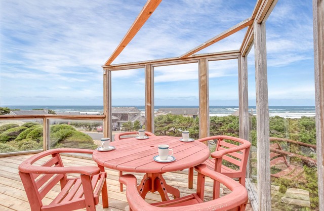 Ocean View Home One Block From the Beach in Waldport, Dog Allowed!