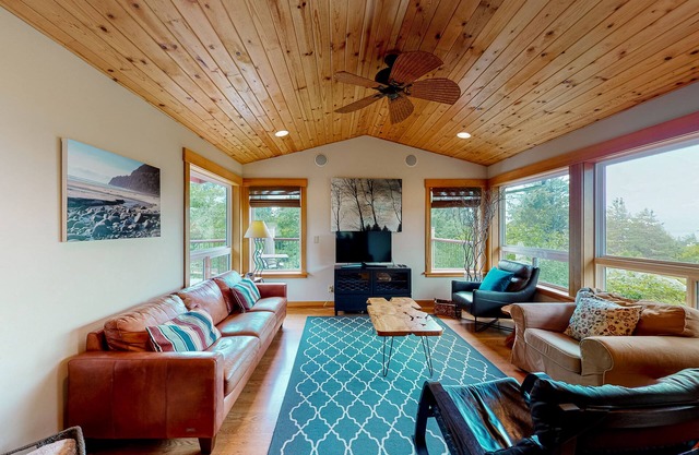 Ocean view home with beach access, washer/dryer, deck, fireplace - two dogs OK