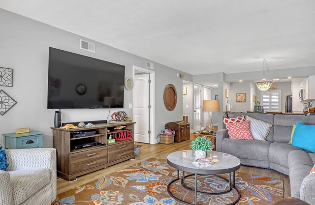 Ocean View Steps From Beach! 75” TV Free WiFi & Movies