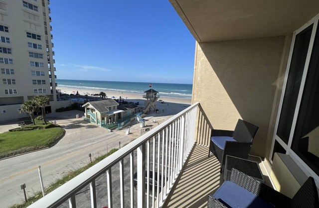 Ocean View Modern Remodeled in Pirates Cove, Balcony, Full Stove!