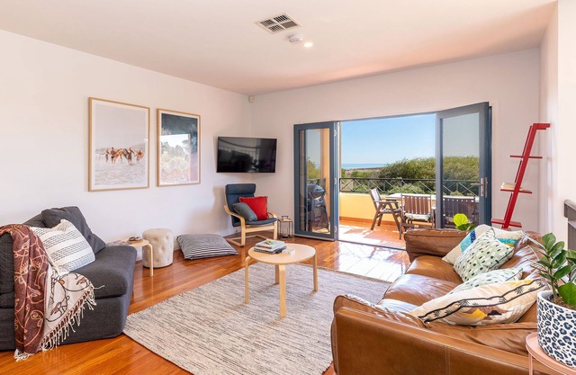 Ocean views and serenity in a relaxed beachside home!