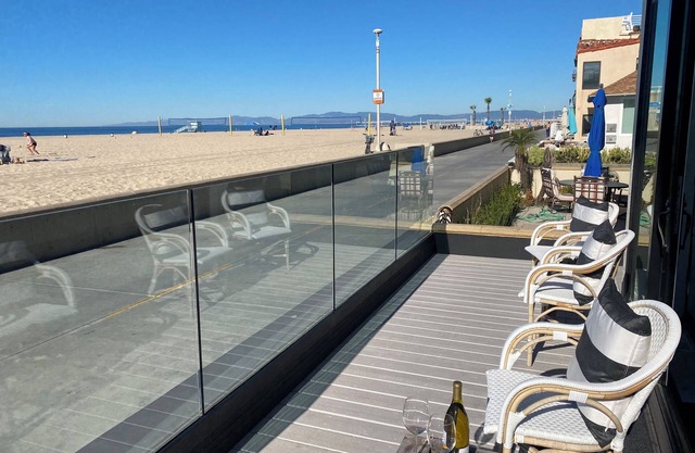 Ocean Views! Beachfront Deck on Hermosa Strand