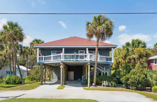 Ocean views from deck & multiple rooms, Pet Friendly, Beach access 2 houses away - Sy's Folly
