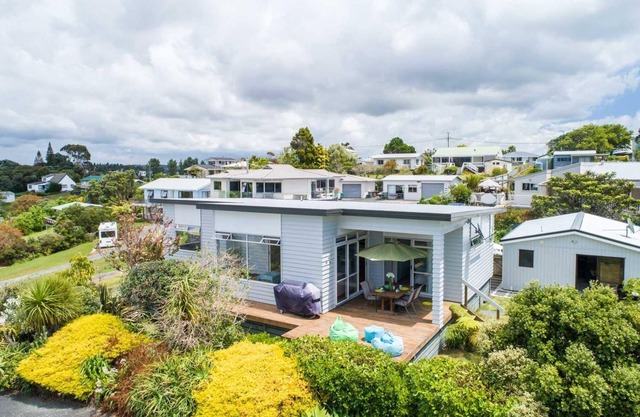 Ocean Views - Modern, sunny, pet friendly holiday home only a short walk from the estuary