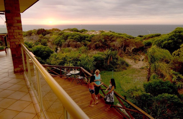 Oceana Sunset - Beachfront family friendly holiday home with amazing ocean views