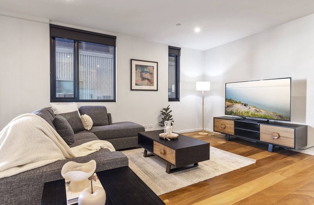 Oceanfront 2-Bed With Balcony & Study Nook