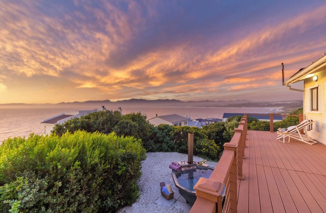Oceanfront bungalow 3 br 2ba WiFi, fireplace, modern kitchen, Solar with backup