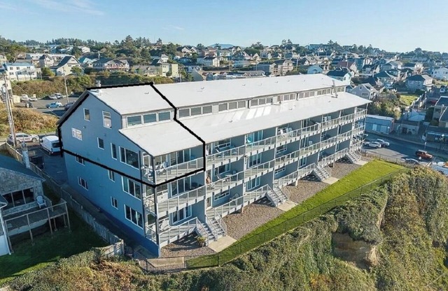 Oceanfront Condo: Panoramic View, Jacuzzi Tub, Romantic Nye Beach Getaway