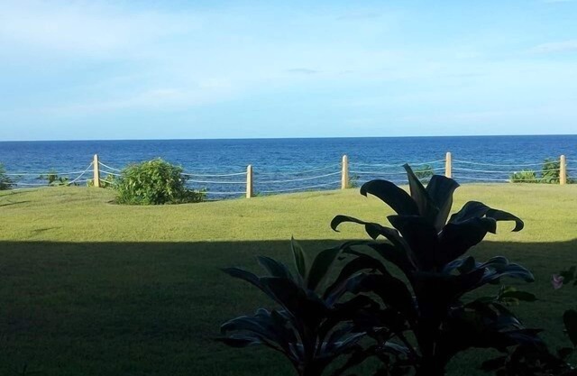 Oceanfront Condo, Tranquil Beach with Amazing Sunsets, 24 hour security