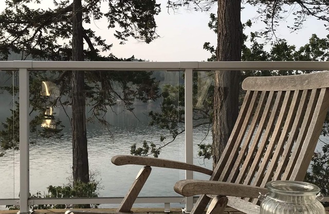 Oceanfront Cottage in Otter Bay on North Pender Island with spectacular views