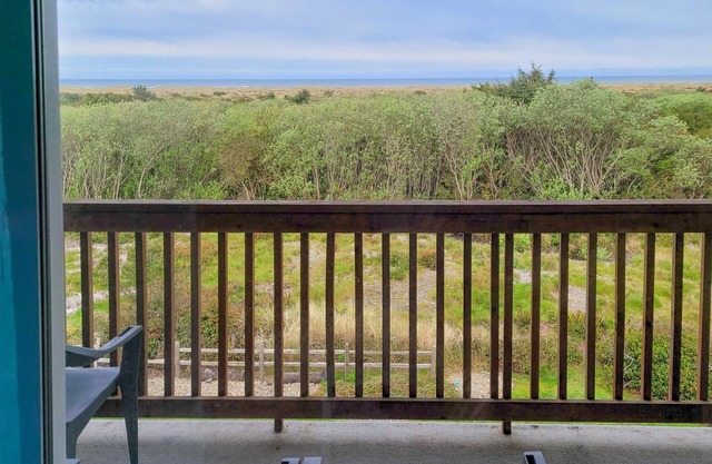 Oceanfront, dog-friendly condo with sunset view & prime walkable location