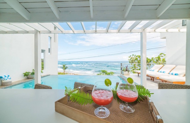 Oceanfront/Fully Staffed/Free Parking - Getaway!