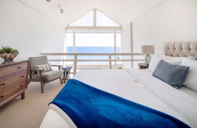 Oceanfront Malibu Townhouse On Quiet Road