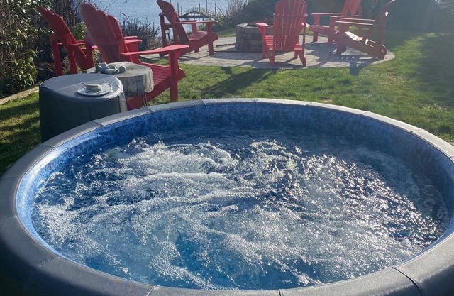 OCEANFRONT - Modern. In Sooke core & close to amenities. Hottub.