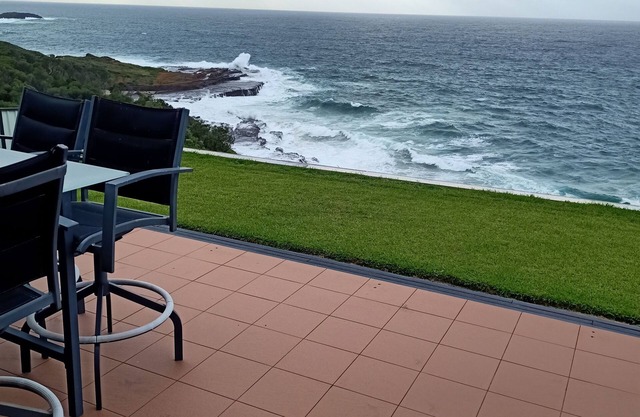 OCEANFRONT, PORT KEMBLA n- Sleeps 10n- 4 Bedroomsn- + Foldoutn- Great Viewsn