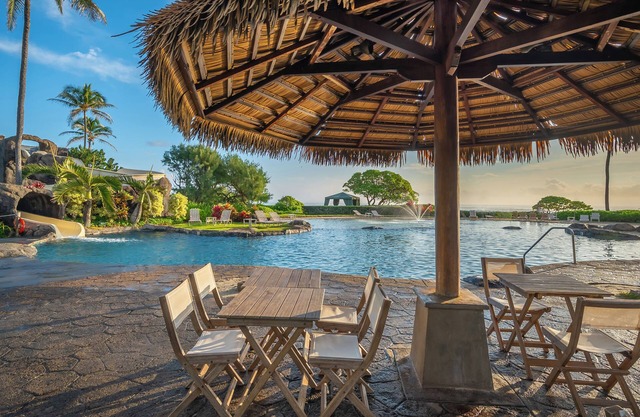 Oceanfront Retreat, 2 QUEEN beds, water views, walk-out access to pools/ocean