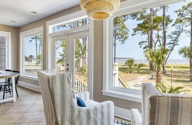 Oceanfront Sea Horse Cottage with Pool