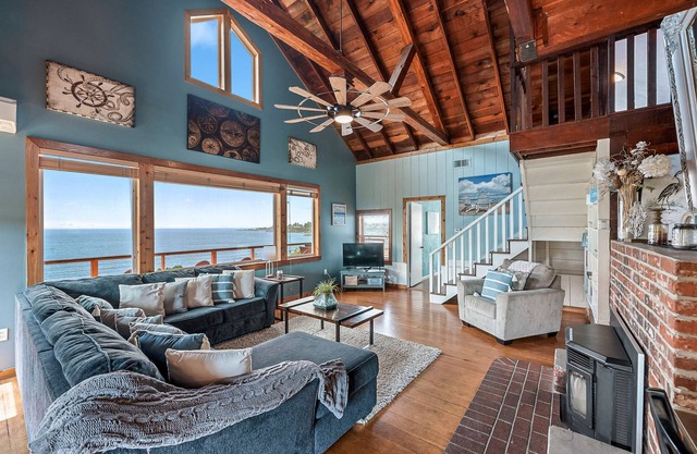 OCEANFRONT Sunset Cabin with stunning ocean views & staircase to the beach!
