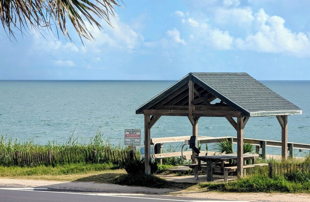 Oceanfront Townhouse- Relax at Pelican Place right next to beach & walk to town!