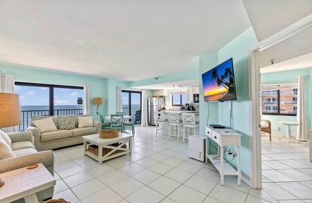 Oceanfront Penthouse! Pool, Hot Tub, Beach Access