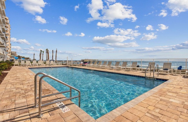 Oceanfront Escape- 3/2 with stunning 5th floor ocean views. Beachfront w/pool