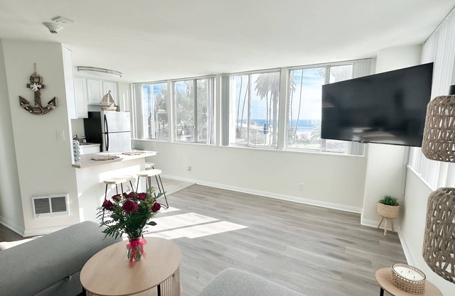 Oceanfront View Cabana only a few steps away from the iconic Santa Monica Pier!