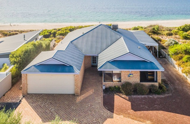 Oceanside relaxing beach front views. Wifi . Light spacious for shared times