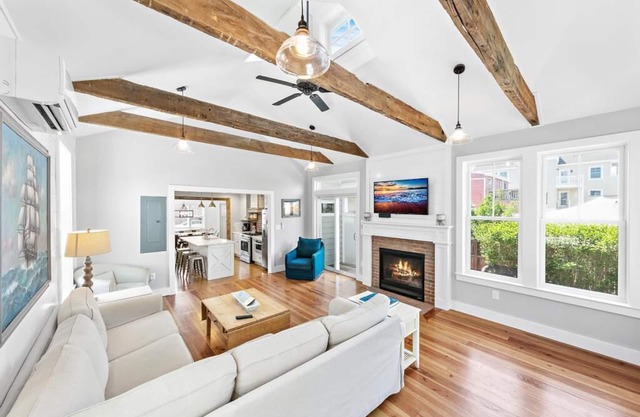 Oceanside 6 Bedroom and 4 Bath Home with pool! Sept. 14/15 weekend available!