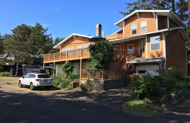 Oceansidespot: Open-Floor Plan Home With Hot Tub In Quiet Oceanside, Oregon