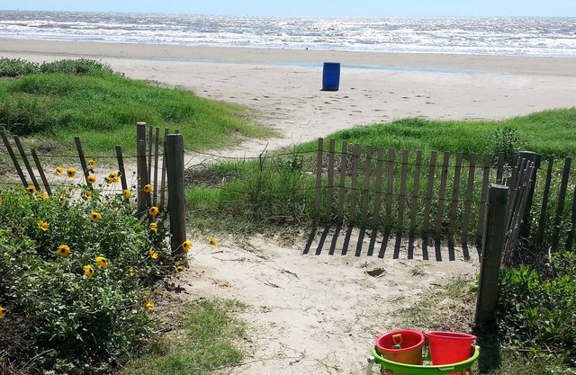 Oceanview! Beach 2 min walk; Streaming TV; Grill; WIFI; 3 full baths
