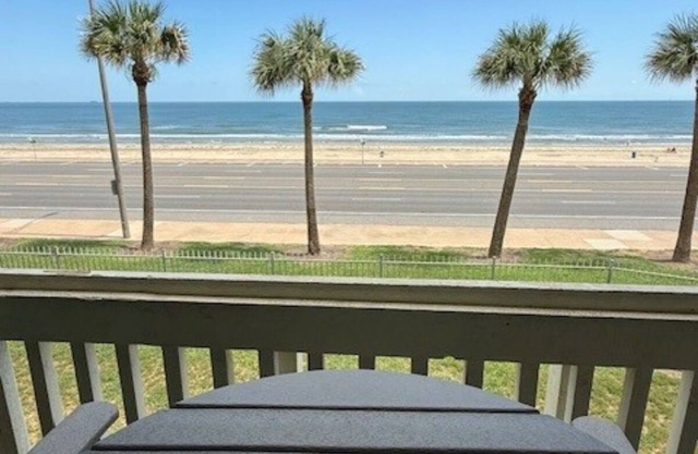Oceanview Oasis Balcony + Pools Steps to Beach