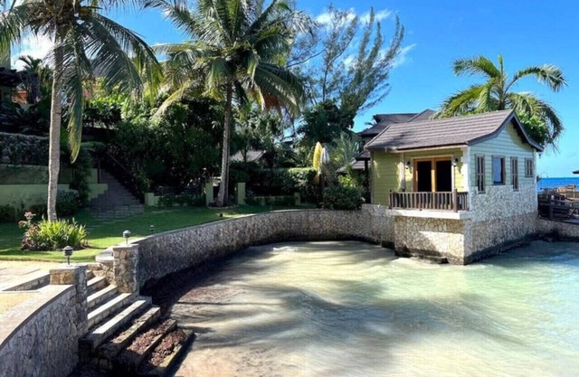 Ocho Rios Oceanfront Oasis/Cook Included
