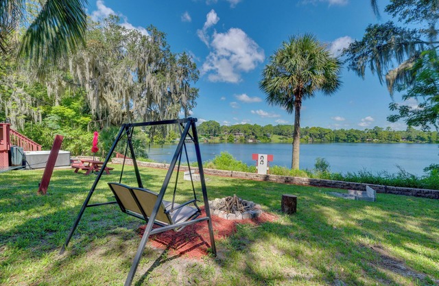 Ocklawaha Lake House w/Private Hot Tub & Views!