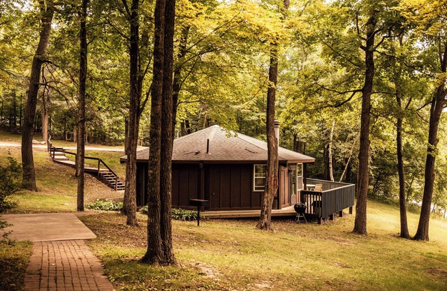 Octagon Cabin Getaway - Outdoor Lounge & Cozy Firepit