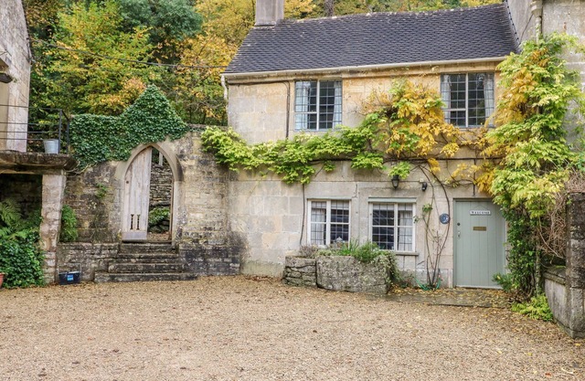 OCTOBER COTTAGE, pet friendly in Chalford, Gloucestershire