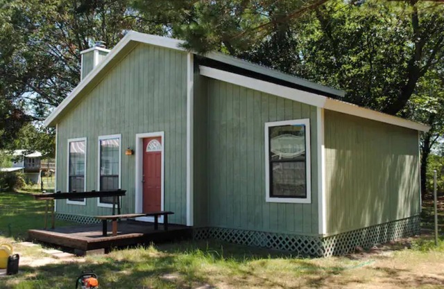 Off Bois D'arc Lake - Main Cabin with Meeting Area, Disc Golf, Volleyball