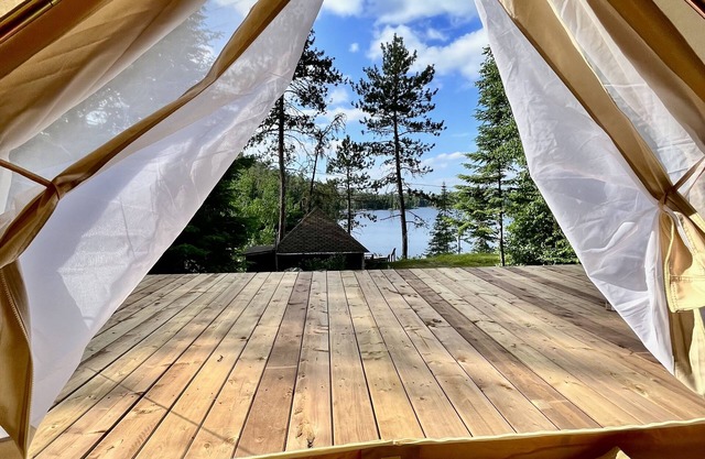 Off Grid Glamping Tent with shared Hot tub, and Sauna!