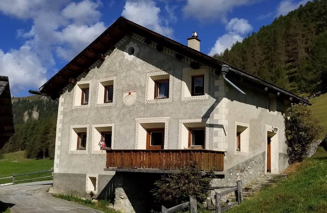 Off the beaten path - high above the valley floor - sleeps 8 - breathtaking view
