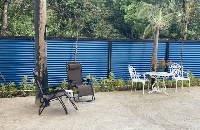 Off the beaten path private villa, w/AC, Jacuzzi, king beds